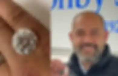 Dikira Aksesoris Imitasi hingga Nyaris Dibuang ke Tong Sampah, Wanita 70 Tahun Ini Syok Saat Tahu Cincin Miliknya Mengandung Berlian yang Bernilai Milyaran Rupiah!