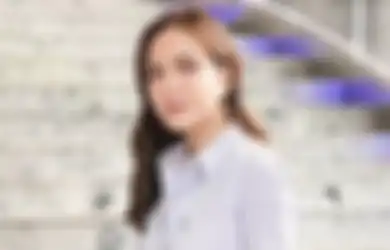 Shandy Aulia Pamer Foto Pakai Mukena dan Salat, Netizen Salfok Lihat Wanita Berbaju Hitam Duduk di Belakang Aktris hingga Disebut-sebut Sebagai Sosok yang Telah Meninggal