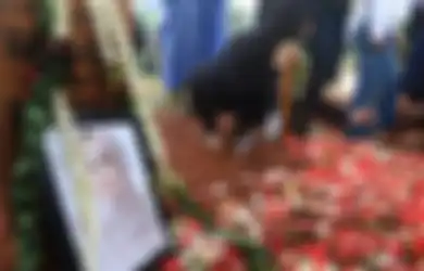 Heboh Makam Vanessa Angel dan Bibi Andriansyah Diserbu Peziarah untuk Selfie, Pakar Sosiolog Ungkap Fenomena Ini Sebagai Musibah, Apa Itu?