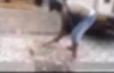 Pukuli Trotoar Gegara Bikin Sang Istri Jatuh, Aksi Pria di Ambon Malah Banjir Dukungan hingga Terungkap Fakta Mengejutkan Soal Pembangunannya: Kasih Rata Bang...
