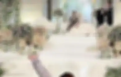 Foto Dimas Ahmad Pose Gokil di Kondangan Ria Ricis Jadi Sorotan, Respons Mantan Penjual Bakso Disindir Datang Sendirian Bikin Syok