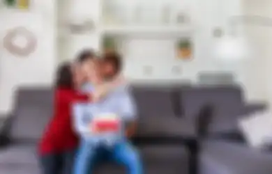 Jadi Sosok yang Diidolakan Keluarga, Yuk Ungkap 4 Karakter Ayah Lewat Penampilannya