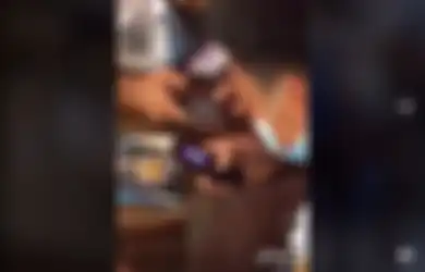 Viral Video Siswa Pakai HP Jadul Diantara Temannya, Netizen: Terharu!