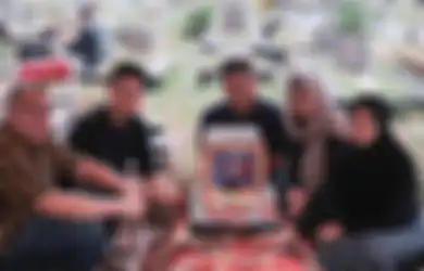 Innalillahi, Foto Nirina Zubir Bersimpuh di Sisi Makam Dibanjiri Doa, Istri Ernest Cokelat Kini Masuk Kantor Polisi Gegara Kasus Ini