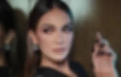 Sandang Status 'Bu RT Gemes', Luna Maya Blusukan Bareng Warga Tampil dengan Style Ala Ibu Pejabat