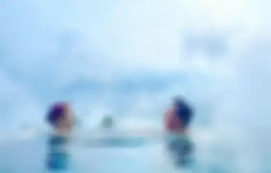 Foto NIkita Mirzani Sesumbar Pamer Pacar Bule di Swiss Dicari, Ternyata Nyai Asyik Berendam Bareng Selebgram Tampang Melayu Ini