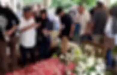Penyanyi Legendaris Ini Meninggal Akibat Kanker Paru, Mulai Sekarang Tolong Kurangi Konsumsi Deretan Makanan Enak yang Bisa Jadi Pemicunya Ini