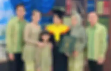 Keluarga Sudah Saling Dekat, Momen Wisuda Adik Ayu Ting Ting Dapat Perhatian dari Ibu Ivan Gunawan, Begini Reaksi Umi Kalsum