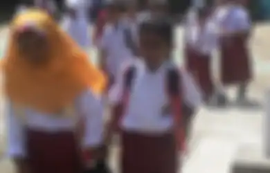 Mirip Children of Heaven, Kakak Adik di Baubau Gantian Pakai Sepatu demi Bisa Sekolah