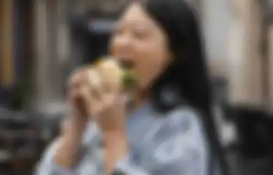 Efeknya Bahaya Banget! Mulai Sekarang Jangan Lagi Makan dan Minum Sambil Berdiri
