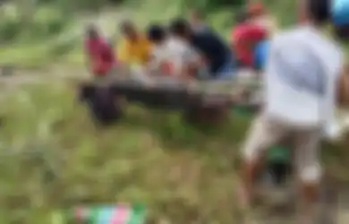 VIRAL Ibu Hamil Terpaksa Ditandu Warga Sejauh 5 Kilometer dengan Kain Seadanya, Berakhir Melahirkan di Jalan Berlumpur Karena Hal Tak Terduga Ini