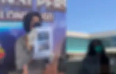 VIRAL 1 Menit 23 Detik Rekam Aksinya Pamer Alat Kelamin di Bandara Yogyakarta, Wanita Bermasker Ini Diuber Polisi