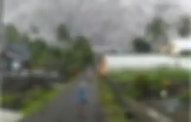 Foto Warga di Kaki Semeru Berlarian Panik Jadi Sorotan, Gubernur Khofifah Buka Suara