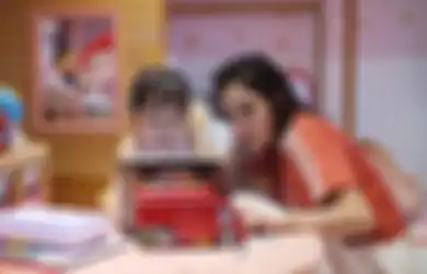Foto Gisel Ajari Gempi Sekolah Daring Dipuji Gading Marten, Ini Alasan Anak Roy Marten Lebih Senang Main di Rumah Mantan Istrinya