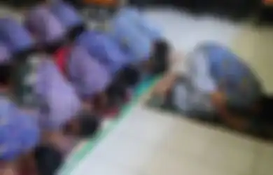 Rekaman 8 Siswa Muslim Dilarang Salat oleh Gurunya Viral, Sekolah Panik Langsung Minta Maaf