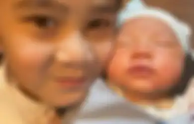 Sempat Merasa Terpinggirkan dan Cemburu pada Sang Adik, Rafathar Kini Luluh Juga Mulai Tunjukkan Rasa Sayang pada Rayyanza