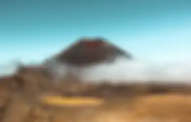 Jadi Gunung Berapi Tertinggi ke-3 di Indonesia, Gunung Semeru Disebut-sebu Jadi Paku Bumi Pulau Jawa yang Ditancapkan Para Dewa, Ini Kisahnya!