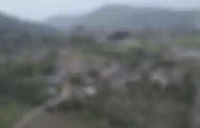 Rumah-rumah Warga Terkubur Sampai Atap dan Tim SAR Masih Menggali Melalui Lapisan Tebal Wedus Gembel yang Panas, Foto-foto Upaya Penyelamatan Korban Gunung Semeru Curi Perhatian Dunia