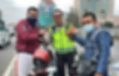 Temukan Ponsel Tergeletak di Jalanan, Driver Ojol Ini Pilih Lapor Polisi untuk Dikembalikan, Syok Saat Tahu sang Pemilik Handphone Ternyata Bukan Orang Biasa!
