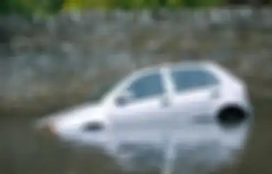 Wajib Tahu! Ini 4 Tips Memarkir Mobil Biar Enggak Hanyut Saat Banjir