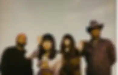 Beri Persembahan untuk Texas, Khruangbin & Leon Bridges Ciptakan Dunia Baru di EP Kolaborasi 'Texas Moon'