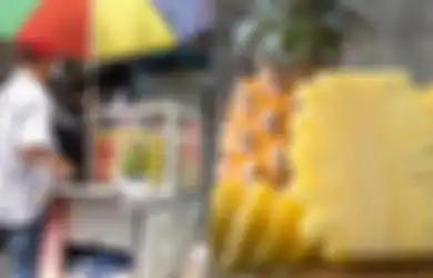 Tips Hidup dari Pedagang Rujak, Begini Cara Mengupas Nanas yang Efektif Tanpa Melukai Tangan, Lengkap dengan Tekhnik Hilangkan Bintik-bintik Hitamnya