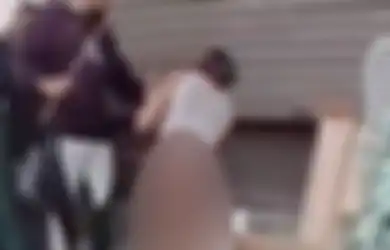 Tubuh Hanya Berbalut Selendang, 4 Wanita Diarak Di Tengah Jalan Usai Ditelanjangi Gegara Lakukan Perbuatan Terkutuk Ini di Dalam Toko
