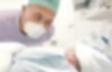 Sule Akhirnya Menimang Bayi dari Nathalie Holscer, Sang Komedian Kaget Paras Sang Buah Hati Ternyata Mirip Sosok Ini