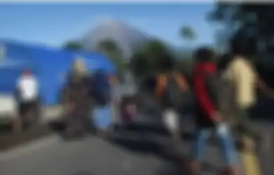 Pelajar Korban Erupsi Gunung Semeru Kembali Sekolah di Tenda Darurat