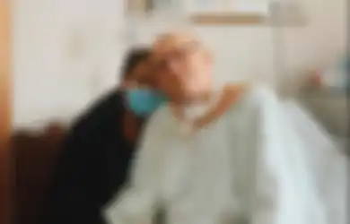 Habis Operasi Kanker, Foto Ayah Laura Anna Gotong Peti Jenazah Bikin Nyesek, Awkarin Salahkan Ulah Awak Media