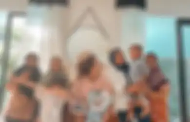 Foto Asisten Gisel Kasih Kejutan Dibanjiri Komentar, Jawaban Gempi Ditanya Lebih Cantik Mamanya Atau Koneng Bikin Ngakak