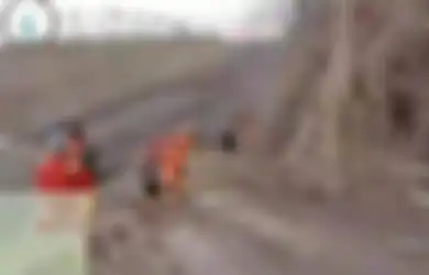 Erupsi Susulan Gunung Semeru Bikin Khawatir, Viral Video Detik-detik Orang Berpakaian Oranye Lari Terbirit-birit, Kabid BPBD Lumajang Langsung Suruh Petugasnya Balik Kanan