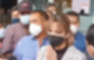 Air Matanya Tak Terbendung Sampai Tubuhnya Bergetar Dituntut Rehabilitasi 12 Bulan, Nia Ramadhani Masih Sempat Ucapkan Selamat Natal dan Tahun Baru
