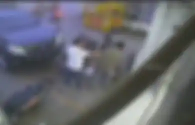 Viral Pengendara Mobil Mewah Pukul Seorang Cowok Gara-gara Ditegur Doang