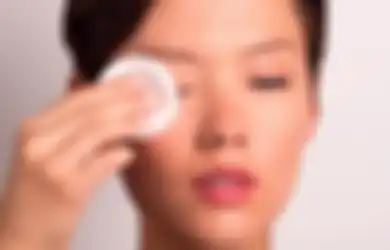 Awas Merusak Kulit, Gini Cara Membersihkan Eye Makeup yang Aman!