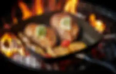 Aneka Tips Harian, Ngapain Beli Baru, Mending Rontokkan Kerak pada Alat Pemanggang dengan Bahan Dapur Ini