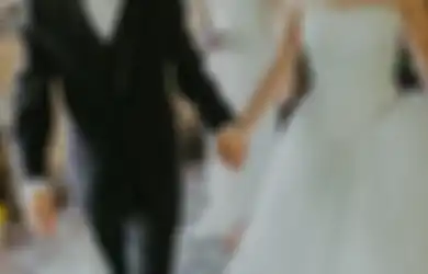 Ingin Tampil Unik, Pengantin Ini Nekat Pasang Foto Vulgar di Undangan Pernikahan, Netizen Habis-habisan Hujat Ide Konyol Kedua Mempelai