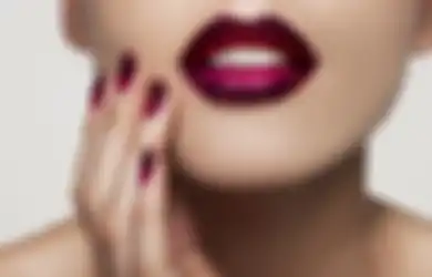 Tips Memakai Lipstik Warna Gelap Biar Terlihat Keren dan Enggak Norak!