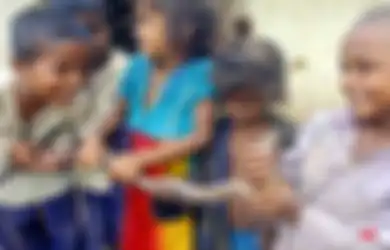 Dipercaya sebagai Keturunan 'Ular,' Begini Kehidupan Anak-anak Suku Vadi di India yang Sudah Bisa 'Menaklukkan' Ular Berbisa Sedini Mungkin