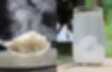  Aneka Tips Harian, Iseng-iseng Pakai Air Kelapa Ketika Menanak Nasi, Ternyata Perubahan Luar Biasa ini Bakal Kamu Rasakan