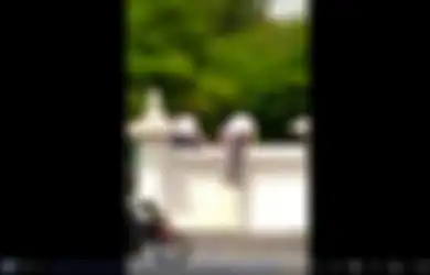 Viral Video WNA Nekat Panjat Pagar Candi Prambanan, Pengelola: Ngerasa Tiketnya Mahal
