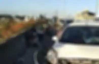 Foto Tabrakan di Flyover Pesing Bikin Merinding, Pemotor yang Terlempar ke Bawah Jembatan Ditilang, Polisi Buka Suara
