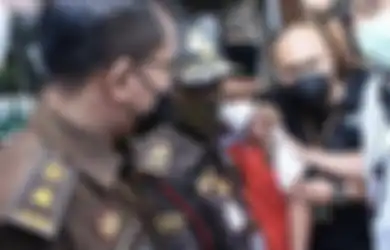 Foto Tampang Kalem Herry Wirawan Keluar Sidang Bikin Geram, Ini Alasan Komnas HAM Tolak Hukuman Mati Buat Pelaku Rudapaksa 13 Santri 