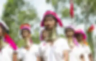 ‘Leher Panjang’ Unik Wanita Suku Kayan, Ini Sejarahnya  Mereka Hidup di Thailand, Mulai  Larikan Diri dari Perselisihan di Negaranya,  Hingga Tradisi Gunakan Lilitan di Leher untuk Daya Tarik