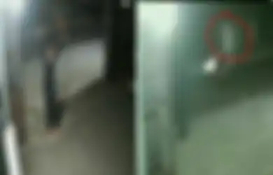 Satpam Sampai Kabur Terbirit-birit, Viral Sesosok Pocong Tertangkap Kamera CCTV Bonceng Motor dengan Posisi Berdiri