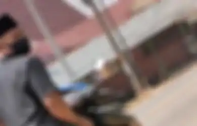 Nafsu Memuncak Gegara Lihat Wanita Seksi, Pemuda Berpeci Ini Onani di Pinggir Jalan Sambil Celingak-celinguk, Aksinya Berujung Viral