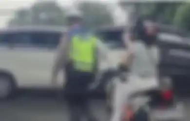 Foto Pemotor Wanita Pamer Jari Tengah ke Polisi Terlanjur Viral, Pemicunya Cuma Masalah Sepele Ini