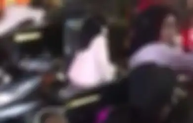 Geger Emak-emak di Sumatera Utara Ngamuk Lalu Naik ke Atas Kap Mobil, Teriak-teriak hingga Tak Peduli Jadi Tontonan, Pemicunya Bikin Semua Orang Murka
