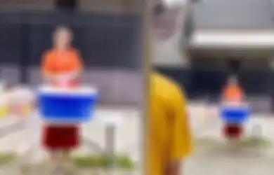 Punya Suami Tajir Melintir Gak Menjamin? Artis Cantik Ini Malah Kepergok Cuci Baju di Jalan, Netizen Kompak Sindir Aksinya