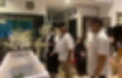 Foto Mertua Nia Ramadhani Melayat Putri Nurul Arifin Penuh Haru, Cita-cita Maura Magnalia Bikin Syok Sahabat Ayahnya